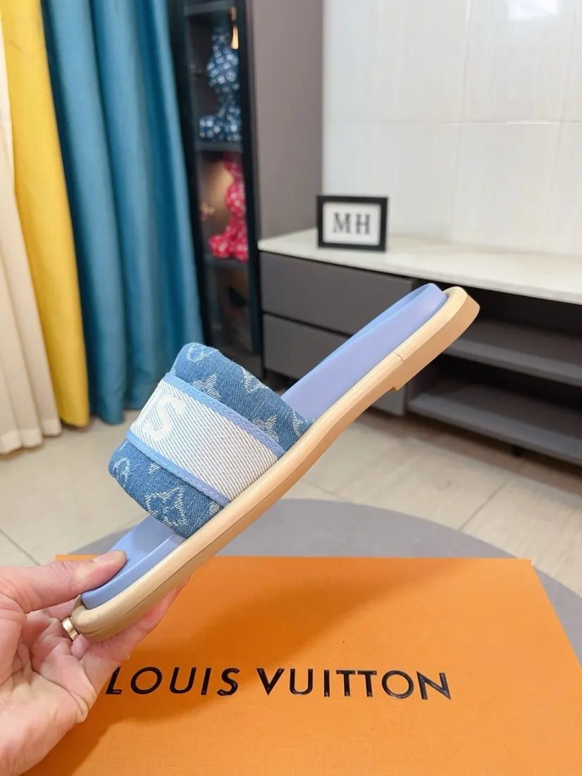 Ex-factory price 360🌹🌹 (lv-Louis Vuitton) New men's slippers, high-end boutique, exquisite embossed logo decoration on the upper, fine workmanship, super soft soles, casual, loose and comfortable, a must-have in summer! \nsize：38-44